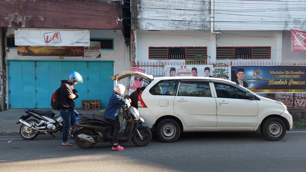 BANYAK YANG JUALAN NASI KUNING DI MAKASSAR & KITA COBA YANG PAKAI MOBIL !! INDONESIAN STREET FOOD