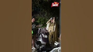 NS Tiểu Bảo Quốc mặc áo mưa đội mưa ra về sau khi đến thăm cố NSUT Ngọc Trinh (Mùi Ngò Gai).