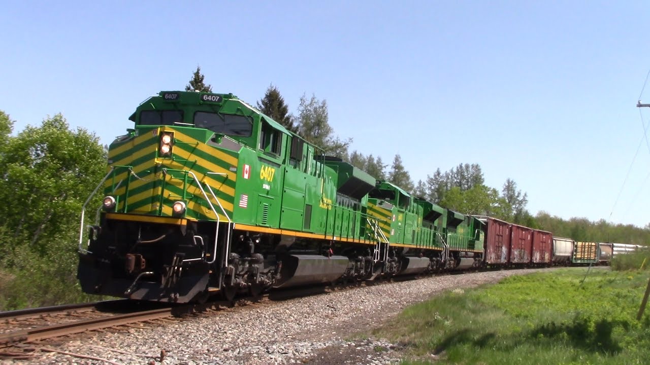 Friendly Crew / Nice Horn Action on a Very Long NBSR Trian 121 Passing thru Nerepis, NB