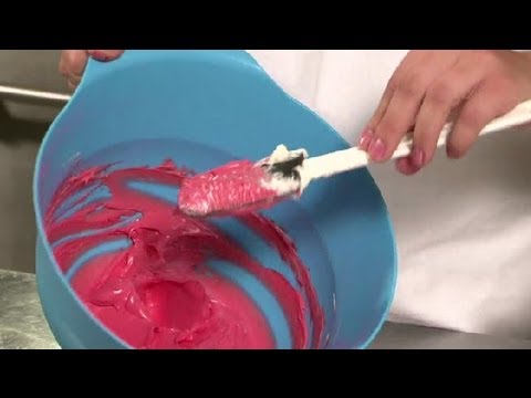 How to Make Colored Frosting for Cupcakes : Cupcake Treats