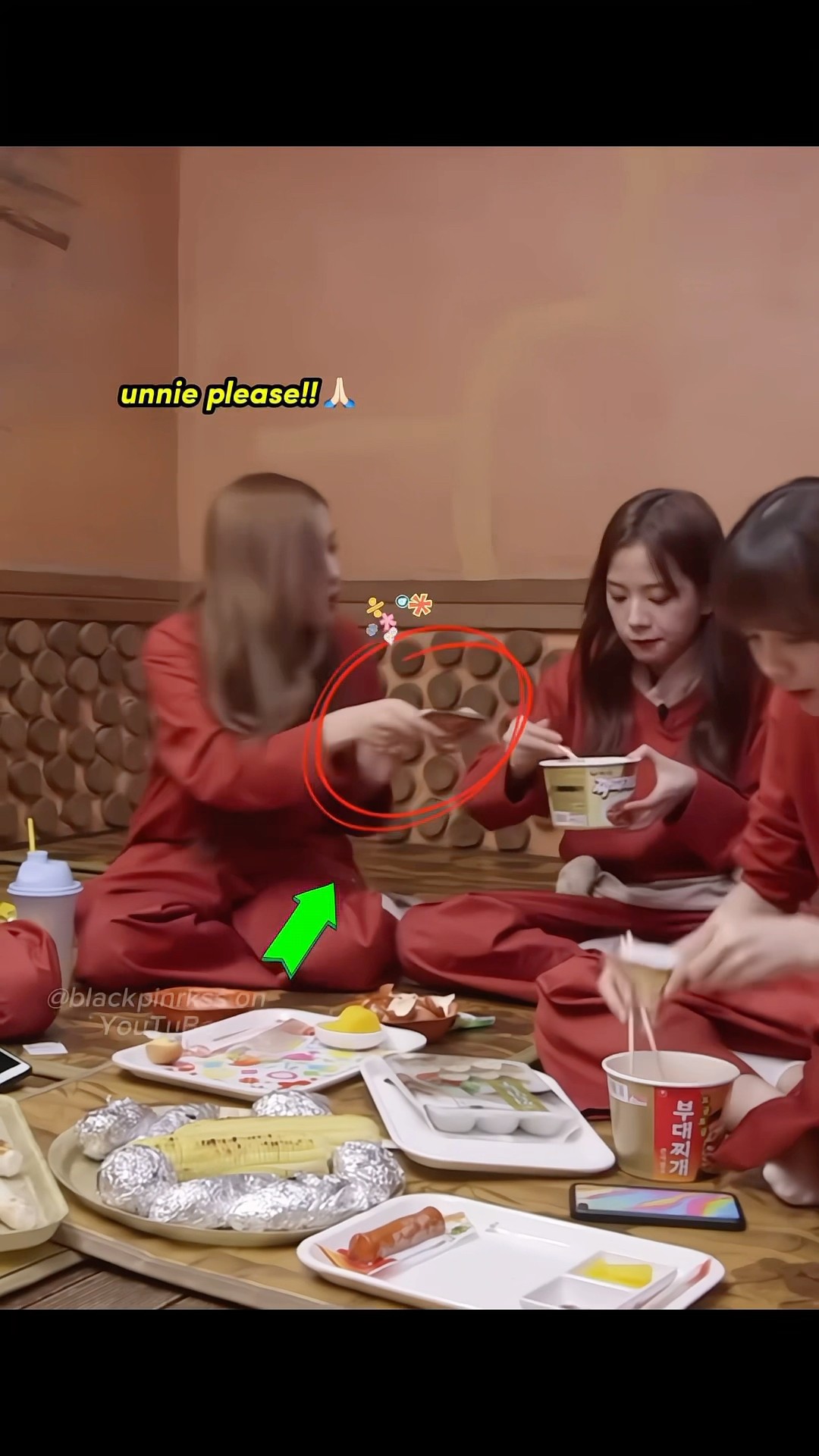 Rosé intended to ask for ramen noodles from Jisoo but failed! ? #blackpink #jisoo #rosé