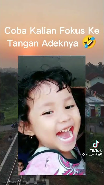 coba kalian fokus ke tangan adeknya😂
