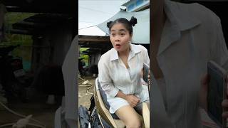 Kaka So Funny Girl Sitting On The Phone Caught Funny Situation