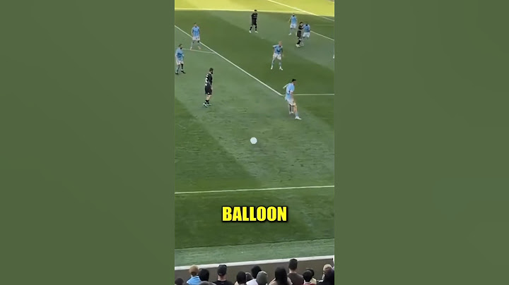 Kid's Balloon Causes Chaos in Football Match 🤯 (@vvlovessoccer)