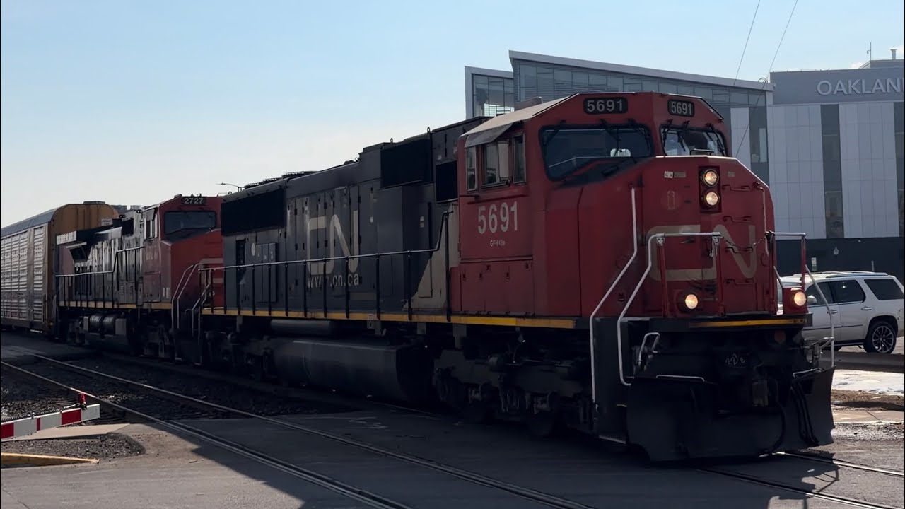 CN With Terrible Sounding Horn! - Mega Railfanning Action In Royal Oak Michigan - Amtrak & CN! 