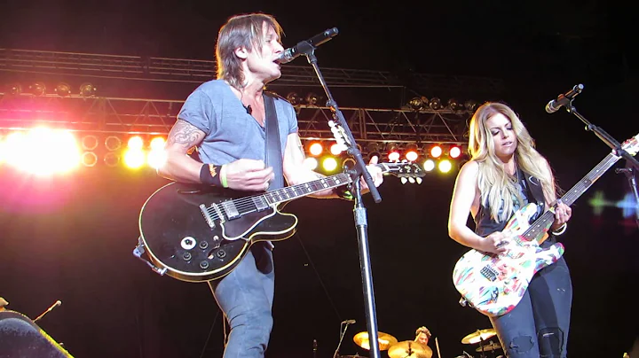 Keith Urban "We Were Us" feat. Lindsay Ell Live @ ...