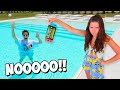 SOFÌ ROMPE I GIOCHI DI LUÌ IN PISCINA e LUÌ SI ARRABBIA TANTISSIMO!!