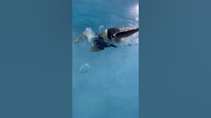 Fat girl trying to do a backflip in the pool| FUNNY 😆 #tiktokvideo #funny #himor #pool #swim #fail