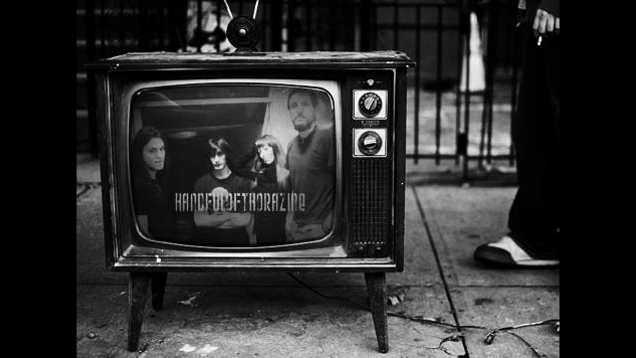 Кинопоиск на старом телевизоре. Старый телевизор. Старинный телевизор. Телевизор чб. Ретро телевизор.