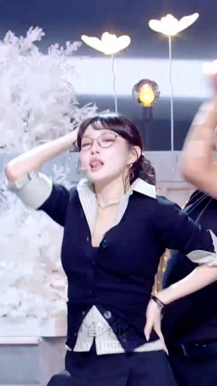 STRESS - CHUNG HA 청하 #STRESS #CHUNGHA #청하 #Shorts #MusicBank | KBS WORLD TV