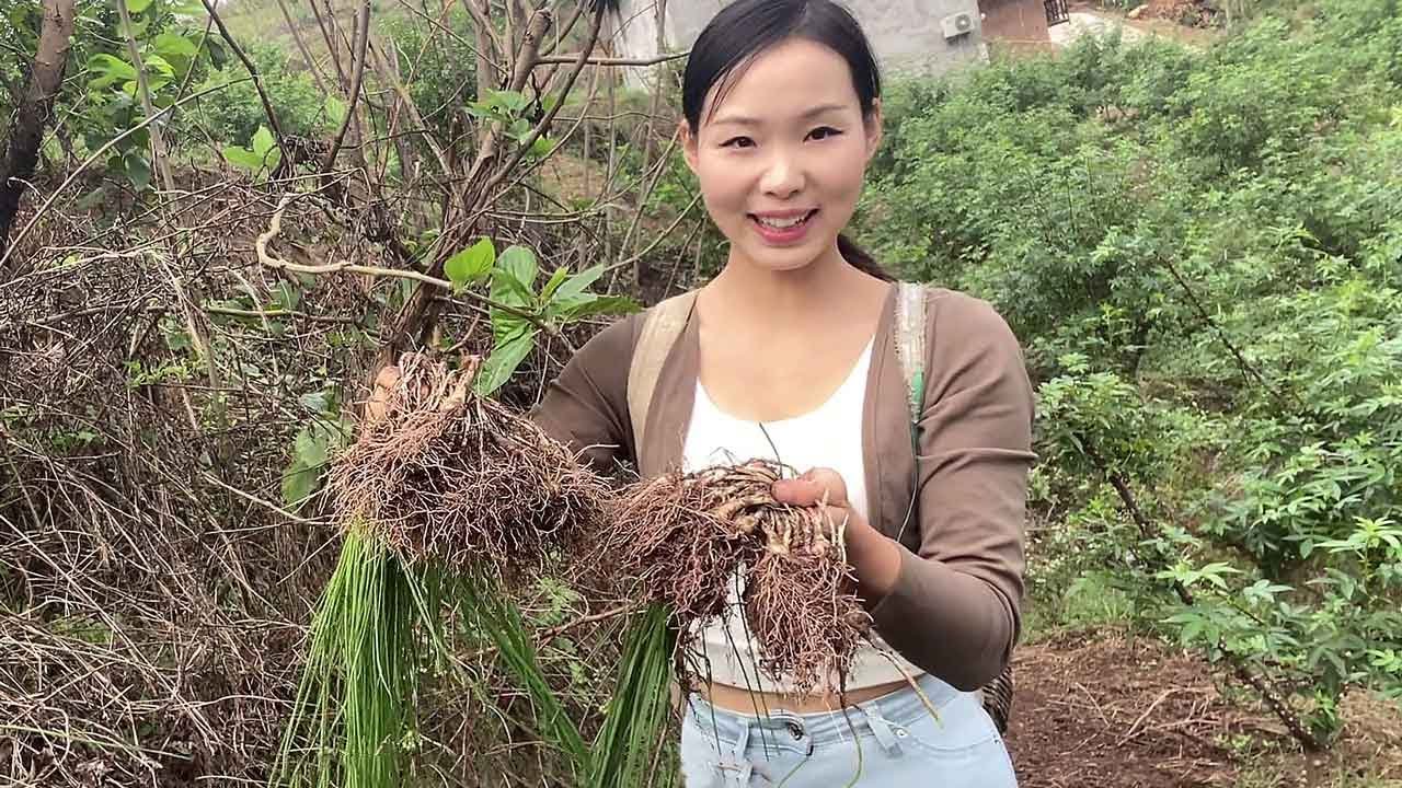 Сельская девушка случайно нашла кусок дикого лука и счастливо собрала полную корзину. Дикий лук и п