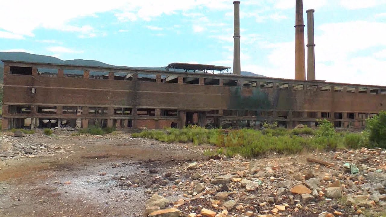 Report Tv - Ish-Uzina e Superfosfatit në Laç, 'kërcënon' me jetë mbledhësit e skrapit