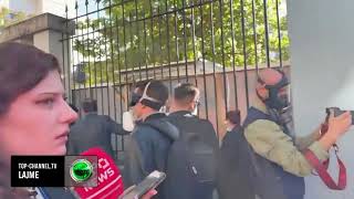 Information Top Channel/ Përplasje mes policisë dhe protestuesve, efektivët shoqërojnë një person Guide