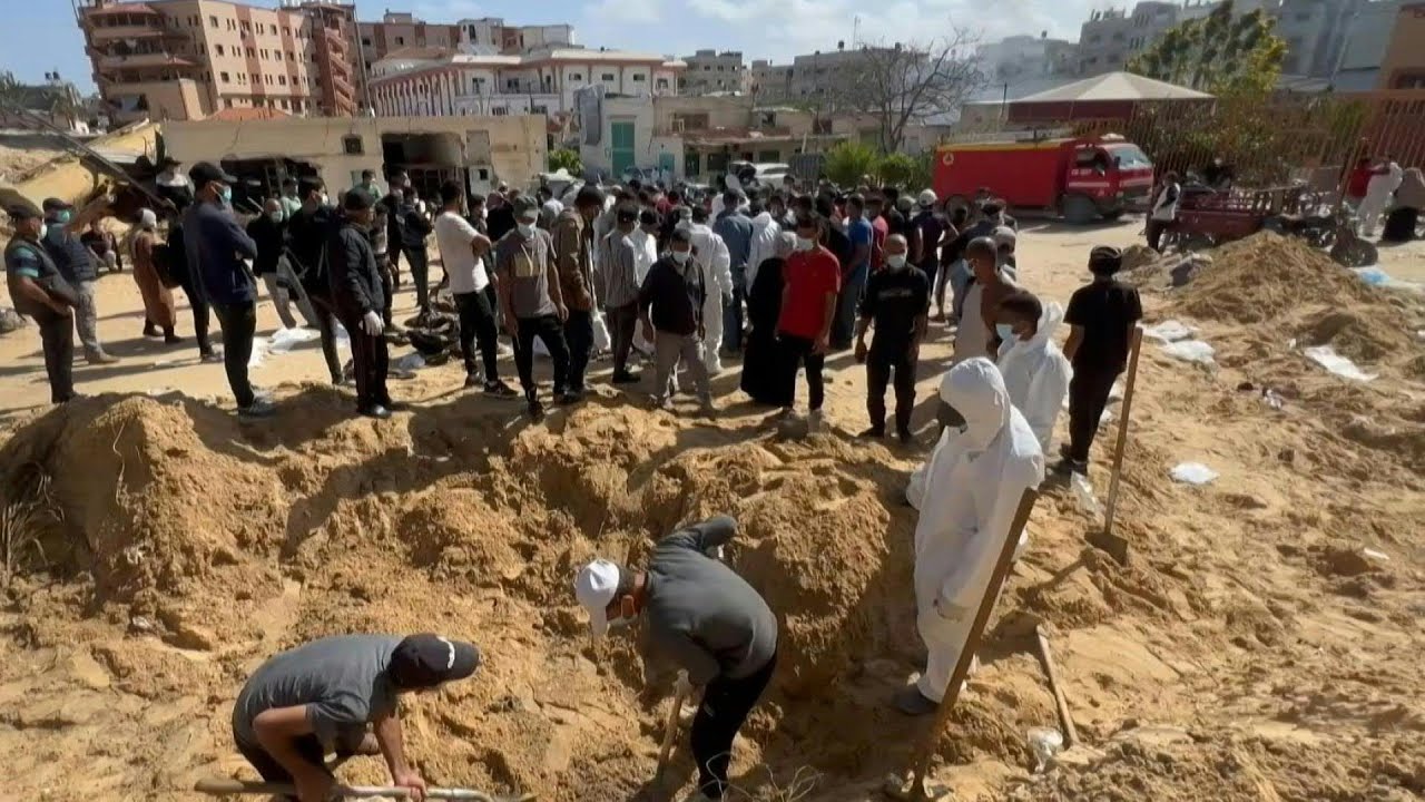 Gaza des habitants exhument des corps  lhpital de Khan Youns  AFP