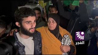 بلحظات مؤثرة يقبل قدم والدته في أول لقاء بينهما .. أحد الأ شبال المحررين بصفقة تبادل الأسرى