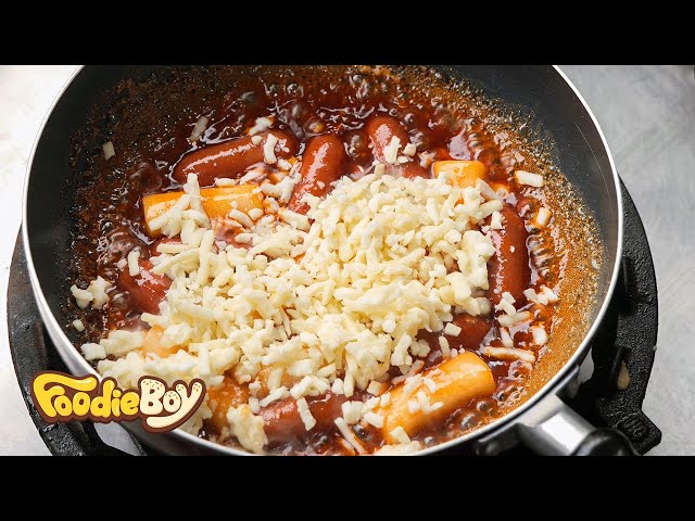 Cheese Sausage and Tteok / Itaewon, Seoul Korea / Korean Street Food / 치즈 소떡소떡 / 서울 이태원 대짱호떡