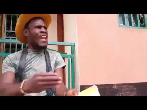 رجل إفريقي يعاقب زوجته التي رجعت إلى المنزل سكرانة