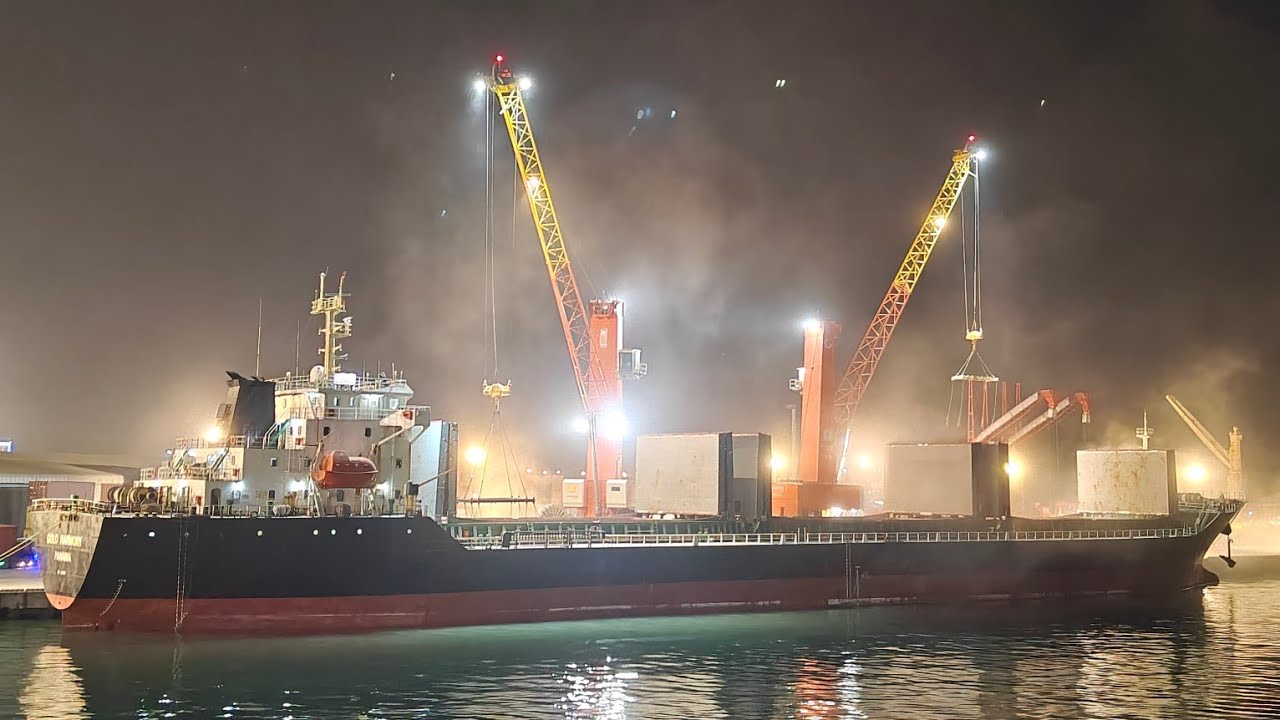 เรือมาขนมันสำปะหลังที่กัมพูชา....