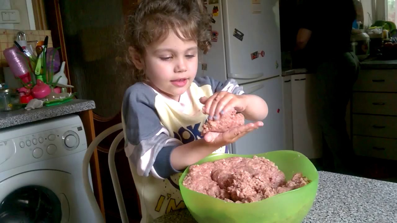 Помощь маме. Делаем котлеты. Юная помощница. Help to mom. Make patties. Little helper.