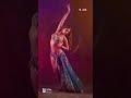 على واحدة ونص