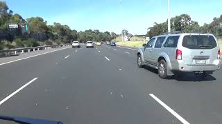 &#39;76-os T2-es Volkswagen busszal megyek a freeway-en Melbourne citybe a forgalomban.