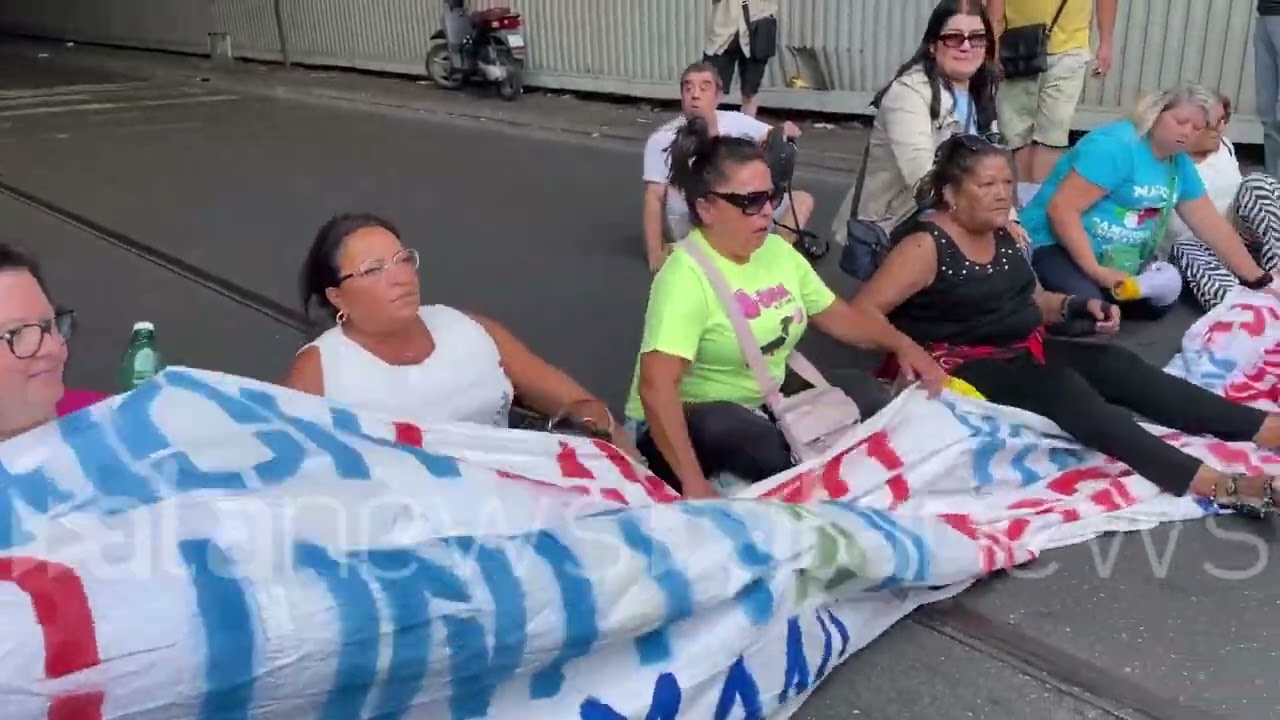 Napoli, proteste per il Reddito di cittadinanza: bloccata la Galleria Vittoria