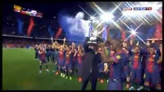 Puyol gives the trophy to Abidal and Vilanova