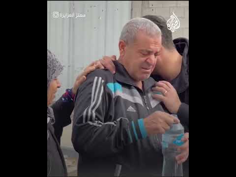 لقاء بين شاب ووالديه بعد خروجهما سالمين من شمالي قطاع غزة