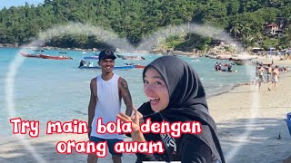 MIMI MAIN BOLA DENGAN ORANG AWAM DEKAT PULAU !! TERJUMPA JODOH !!