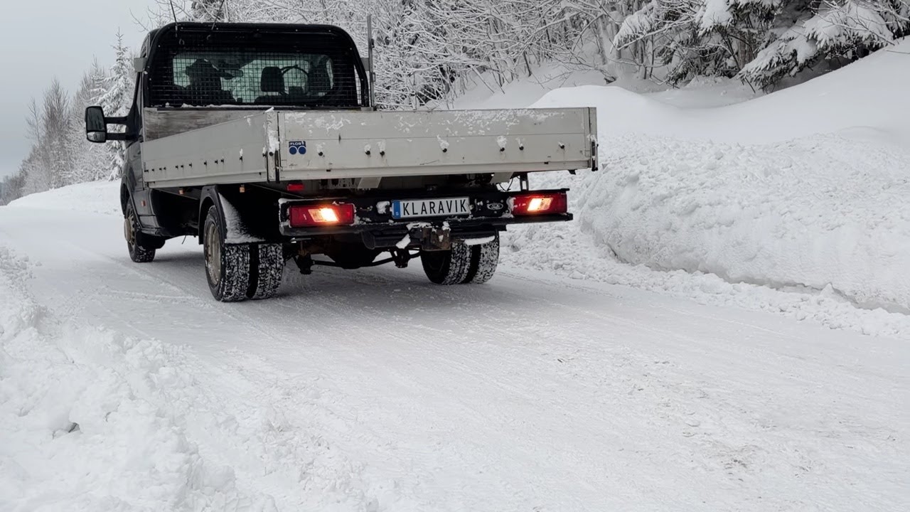 Köp Flakbil Ford Transit 350 2.0 AWD dubbelmontage på Klaravik