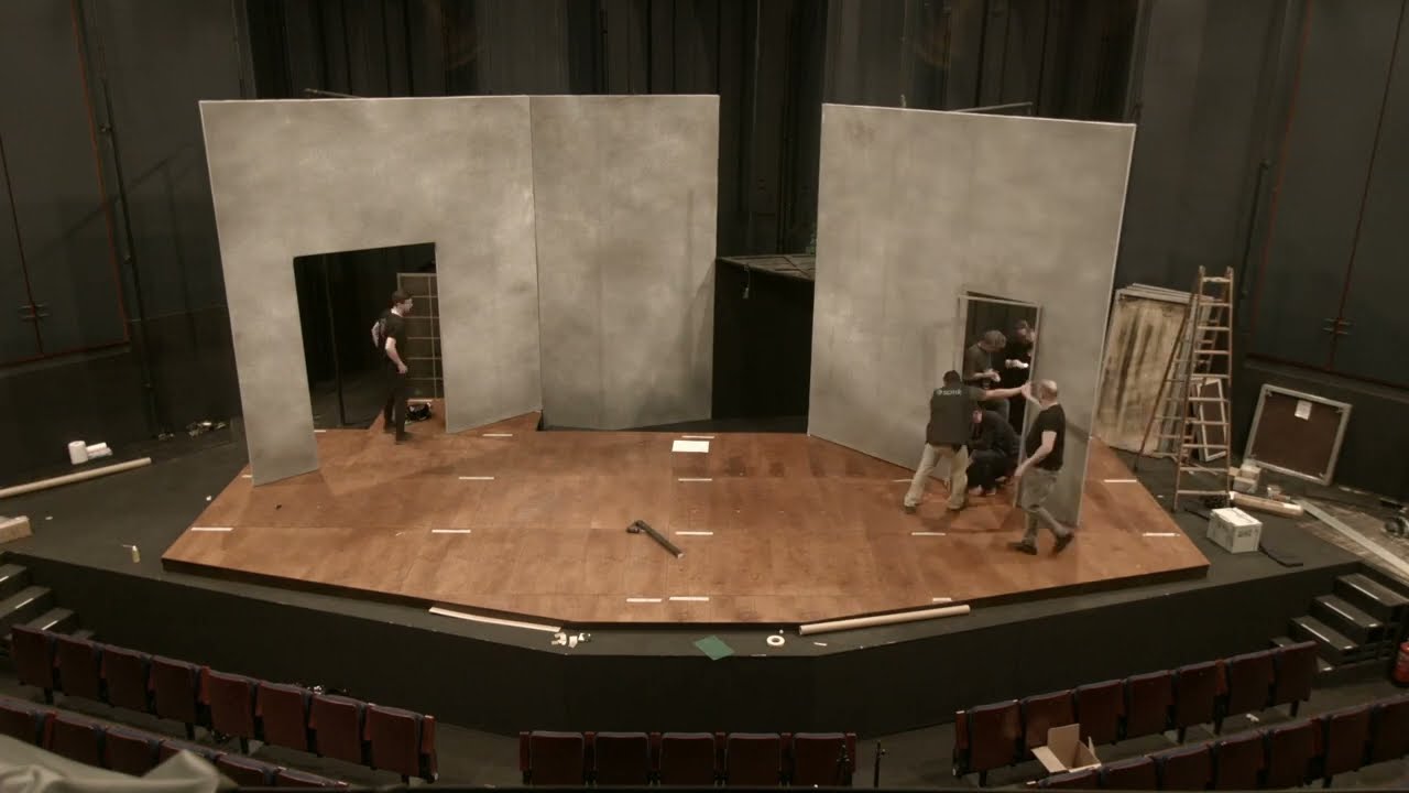 Montaje de la escenografía de "El pato salvaje"