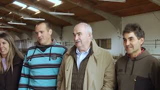 El consejero Aierdi visita una explotación ganadera en Gaintza junto a estudiantes