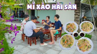 Không ngờ mẹ làm món Mì xào hải sản quá ngon luôn | Cô Hồng Miền Tây