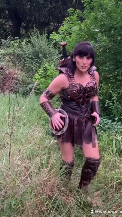 There were no good leaves in the bush... #xena #xenawarriorprincess #cosplay #funny #oopsie