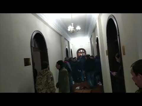 სოხუმში ოპოზიცია დე ფაქტო პრეზიდენტის სასახლეში შეიჭრა