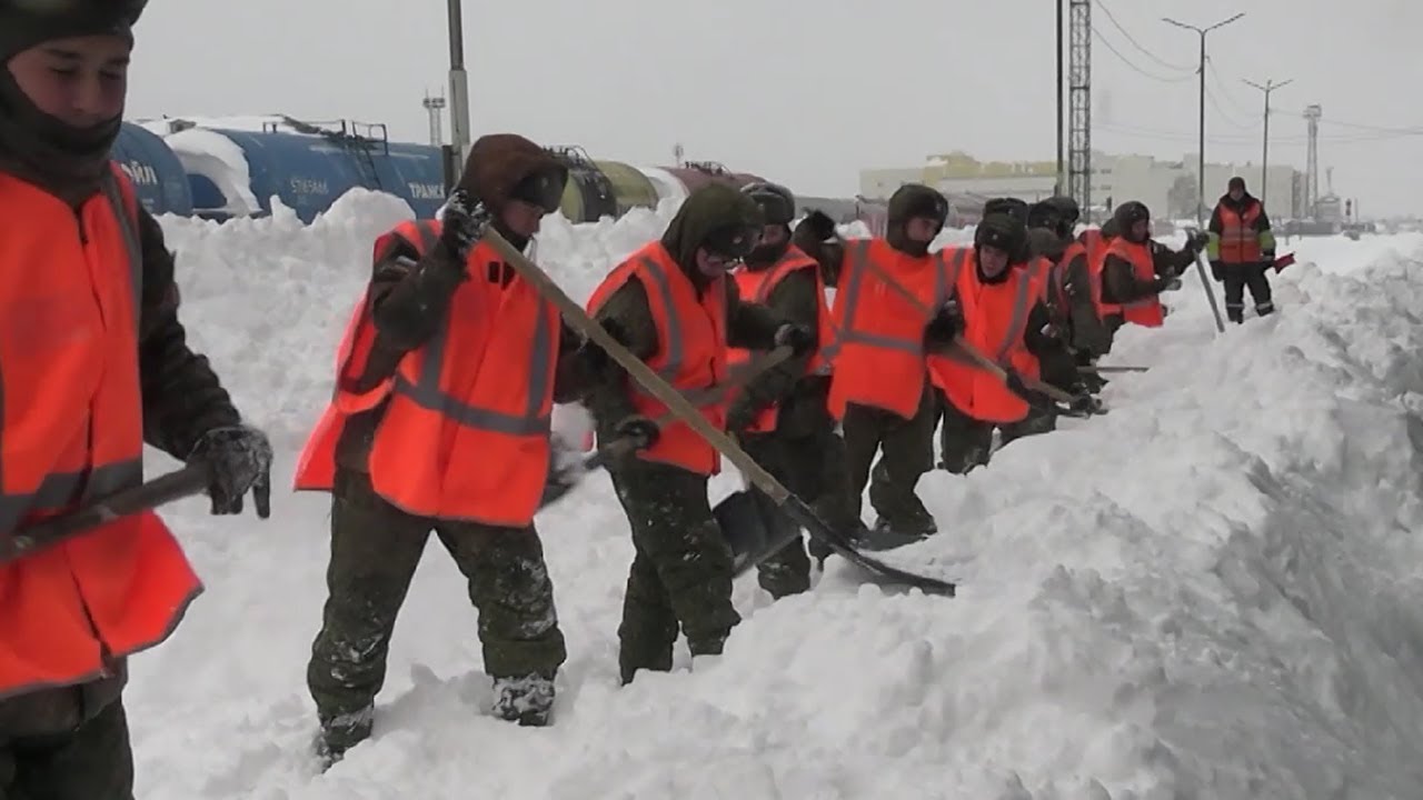 Снежный буран замуровал людей в домах. Военные подключились к ликвидации стихии на Сахалине