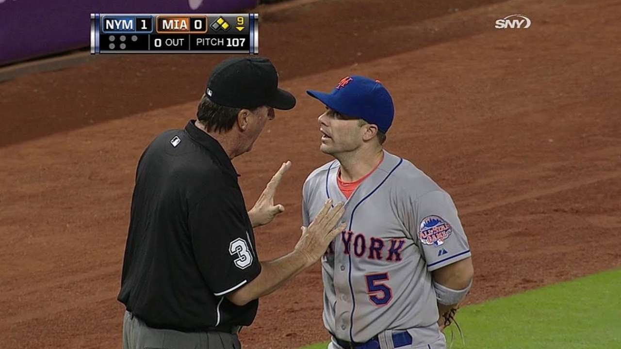 NYM@MIA: Wright disputes call at third base