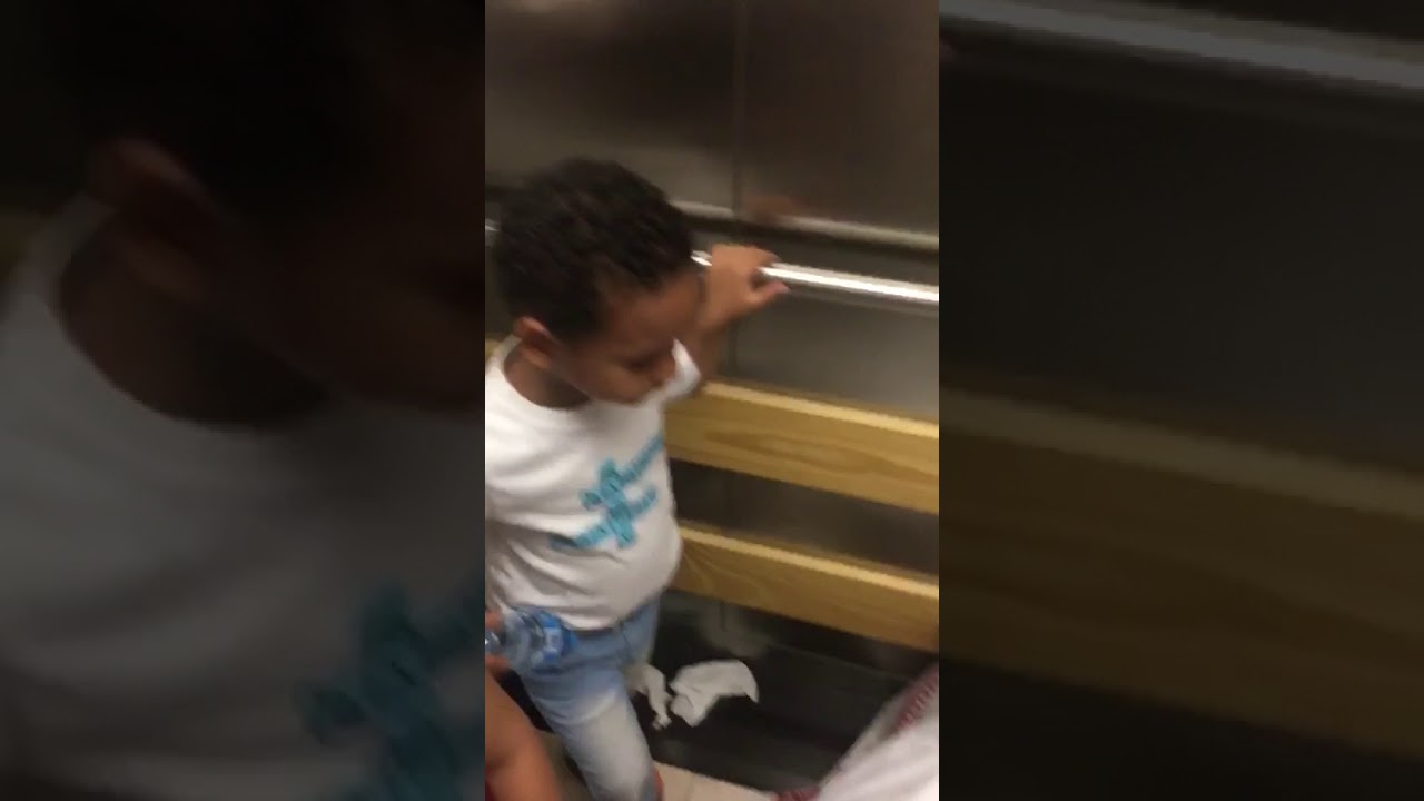 شاهد بالفيديو لحظة احتجاز عدد من المراجعين 3 ساعات داخل مصعد مستشفى بالمدينة شبكة الأخبار العربية
