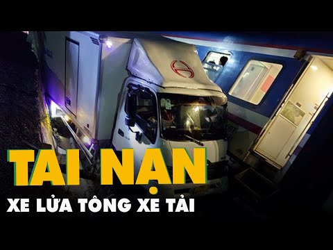 Xe lửa tông xe tải trên đường giao cắt, vỡ kính đầu tàu