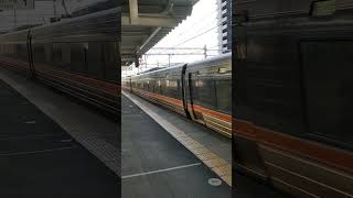 朝のJR春日井駅で、３８３系特急しなの号の通過する様子　２０２４年３月１１日撮影