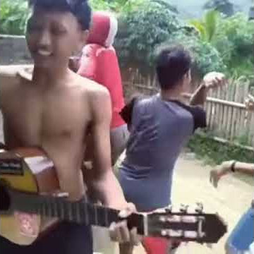 #Viral                                         Bocah ini membawakan lagu bubuk ranginang versi sunda