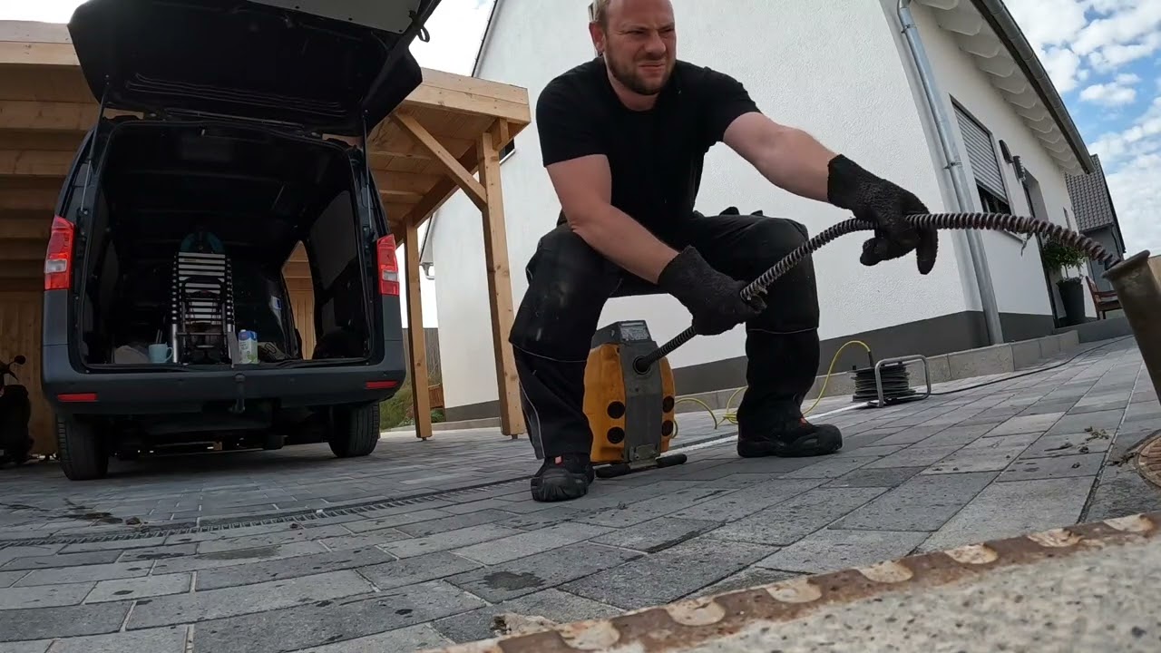 Rohrreinigung 64. Weiße Mäuse 🐁 legen den Abfluss still. Was ist da ... Rohrreinigung 64. Weiße Mäuse 🐁 legen den Abfluss still. Was ist da ...