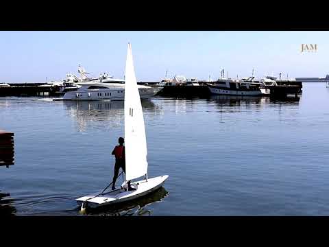 იალქნიანი იახტების კონკურსი ბაქოს სანაპიროზე.