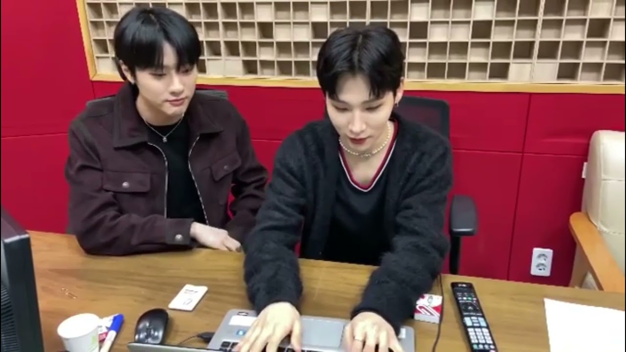 WOODZ(조승연) & AB6IX's Woong Behind The Scene | KBS COOL FM Station Z Unboxing 220101