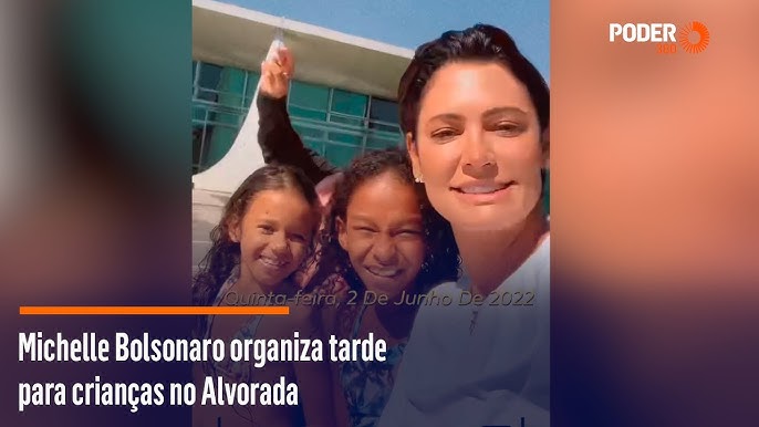 POPTime on X: Laura Bolsonaro comemora seu aniversário de 14 anos ao lado  dos seus pais, Jair Bolsonaro e Michelle Bolsonaro.   / X