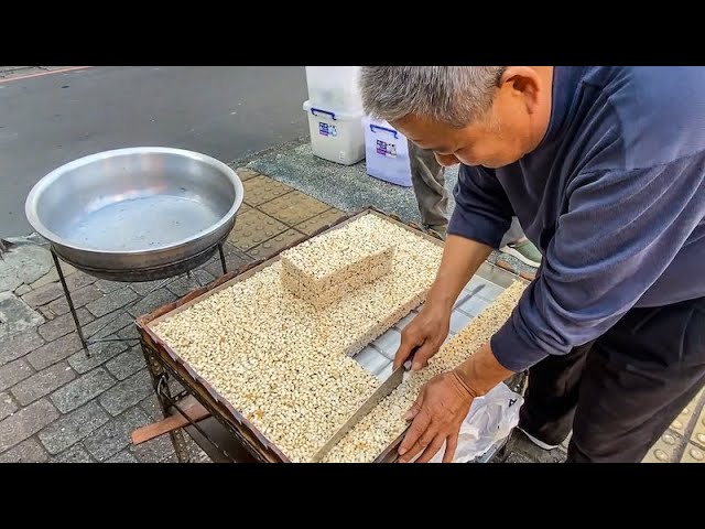 How to make Puffed Rice in Taiwan / Taiwanese Street Food class=