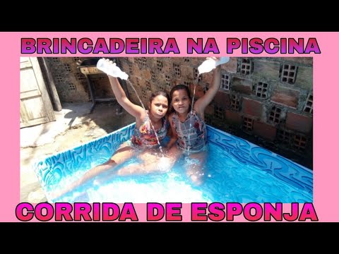 brincadeira na piscina e corrida da esponja