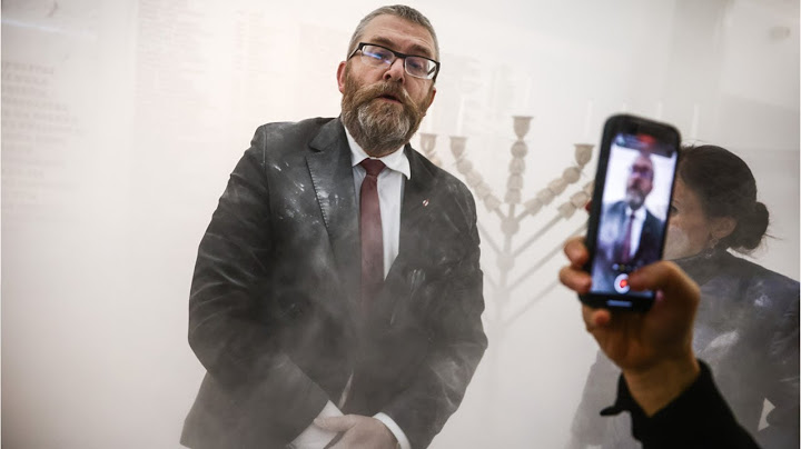Polski poseł wyrzucony z parlamentu po zalaniu żydowskiej chanukowej menory