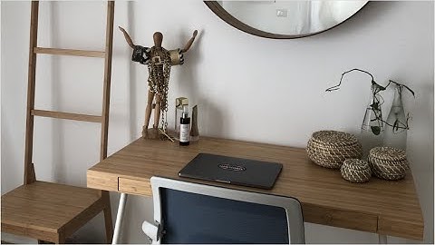 Assembling an Ikea desk (Time-Lapse)