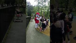 Enfants Heureuxmarcus Va Au Parc